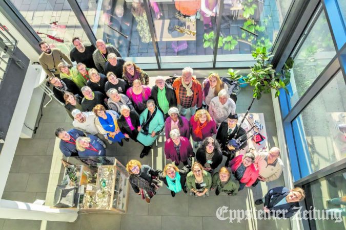 Das Foto mit Ausstellern und Helfern im hellen Foyer der Musikschule wurde noch vor dem Ansturm auf die Büchermesse aufgenommen.Foto: Ulrich Häfner