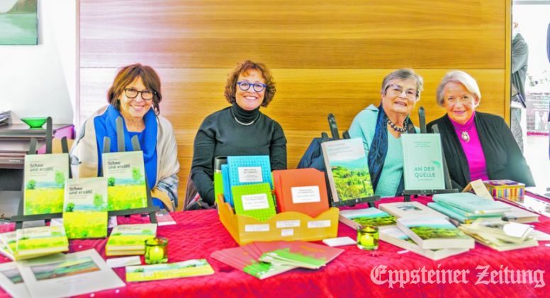 Vier Eppsteiner Autorinnen an einem Tisch (v.li.): Anita Simon, Monika Dahms-Nather, Gisela Rasper und Gesche Wasserstraß.Foto: Ulrich Häfner
