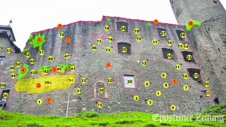 Zu Beginn der Maßnahme werden Befunde und Bauschäden an der Nordmauer markiert.Foto/Grafik: Joachim Zeune