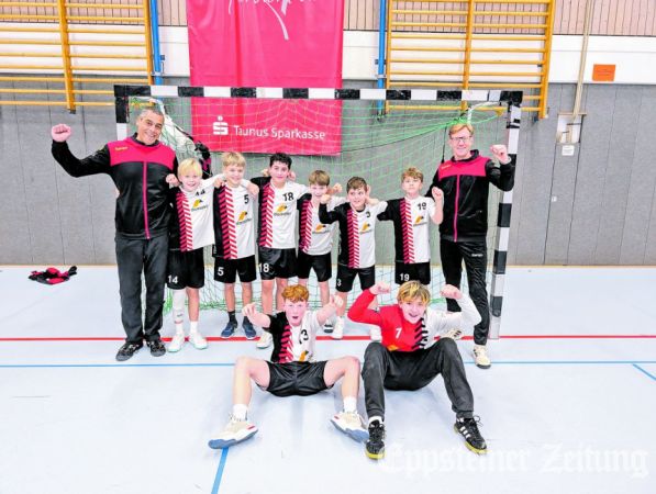 Die Spieler der D1-Jugend und ihre Trainer Pascal Janson (l.) und Torsten Radusch (r.) jubeln über den nächsten Erfolg.Foto: privat
