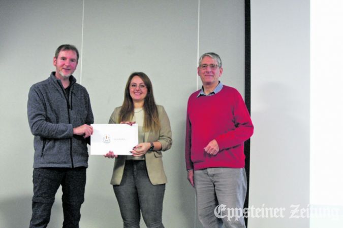 Rektor André Roselt überreicht Jennifer Martin den Falk-Förderpreis, gestiftet von Dieter Falk (v.l.) und seiner Frau Ursula. Foto: bpa