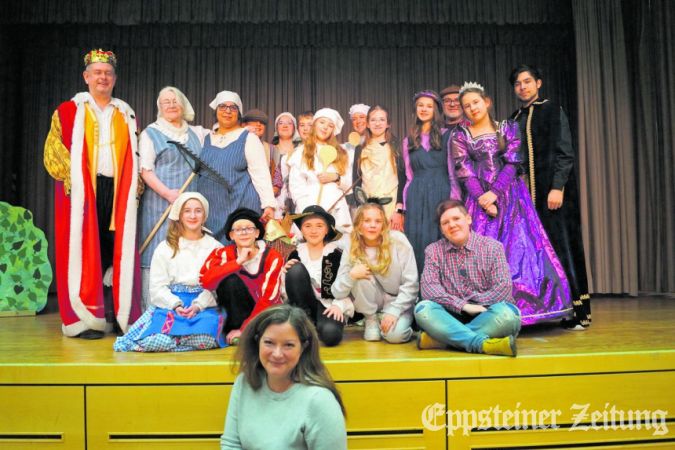 Das Ensemble, vorne rechts sitzend die Autorin des Märchenspiels, Janna Bergen, vor der Bühne Katrin Thunig.Foto: Helga Mischker