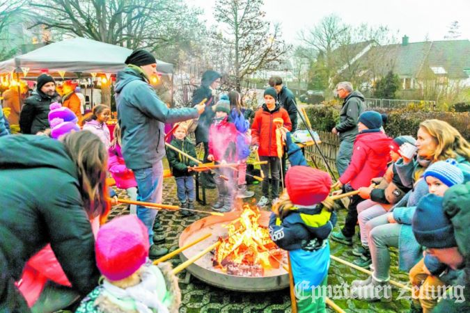 Behutsam brieten die Kinder ihr Stockbrot über dem Feuer. Foto: Ulrich Häfner