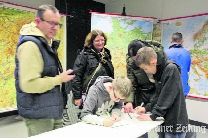 Luan und Lias aus Bremthal (v.li.) vertieften sich sofort in das Geografie-Quiz.