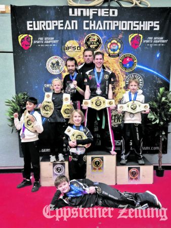 Die Brüder Leonidas (7, vorne stehend) und Tiberius Fuhrmann-Schütze (9, liegend) aus Bremthal sind Europa- und Vizeeuropameister im Kickboxen.Foto: privat