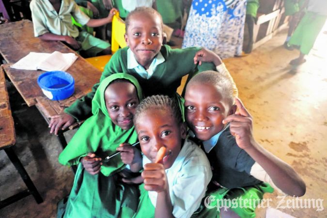 Die Kinder freuen sich über eine warme Mahlzeit bei der Essensausgabe in der Baharini Primary School.Foto: privat