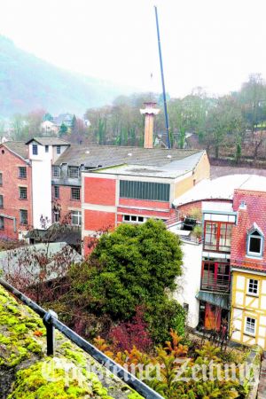 Der Schornstein bei EppsteinFoils wird saniert.
            Foto: Beate Schuchard-Palmert