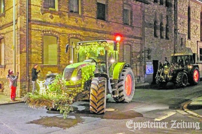 Vor Weihnachten 2024 schlängelte sich der Traktor-Corso durch die Kirchgasse in Niederjosbach.Foto: Walter Adler/adler-photoart.de