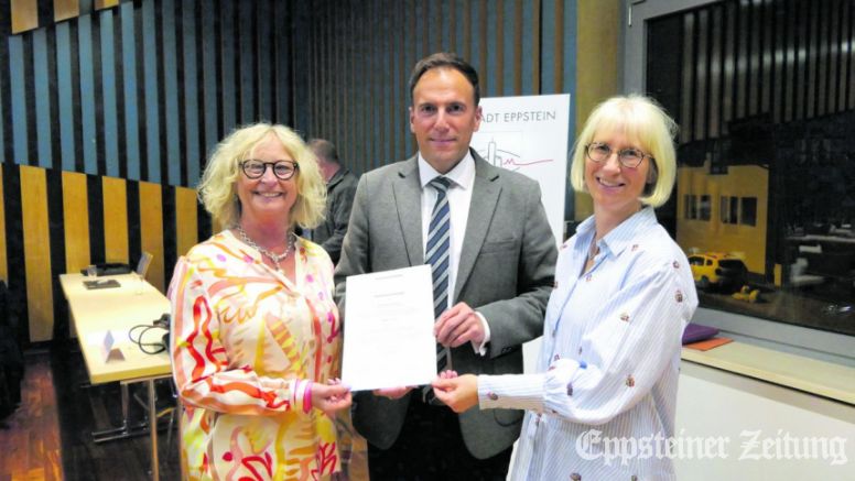 Erste Stadträtin Sabine Bergold (l.) und Stadtverordbetenvorsteherin Andrea Sehr gratulieren Alexander Simon zu dessen dritter Amtseinführung im September.Foto: Jochen Haupt