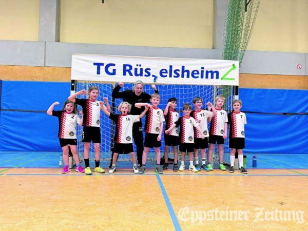 Die Eppsteiner F-Jugend der HSG EppLa zeigt Teamgeist in Rüsselsheim.Foto: privat