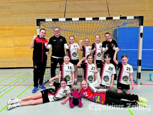 Die weibliche D2-Jugend der HSG EppLa feiert ihren Sieg in Bierstadt.
            Foto: privat