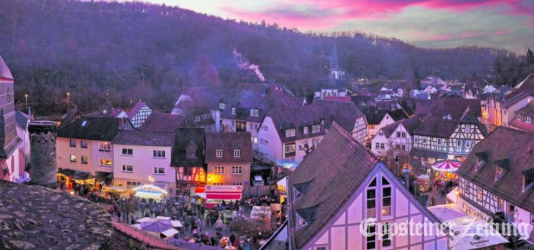 Blick vom Westaufgang der Burg über den Weihnachtsmarkt in der Altstadt. Burg Eppstein kann an beiden Markttagen von 12 bis 15 Uhr besichtigt werden.Foto: Walter Adler/adler-photoart.de