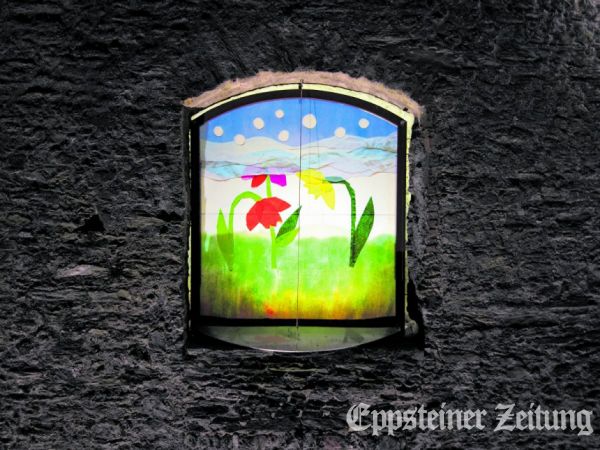 Im dritten Adventsfenste blüht es.Foto: Philipp Bilz