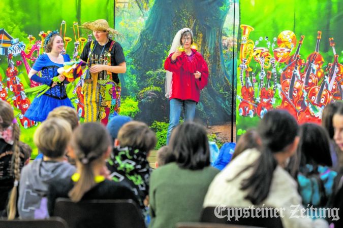 Mit Leichtigkeit füllten die Opernretter mit ihren Stimmen die große Comenius-Halle und verblüfften die Kinder.Foto: Jonas Schönian