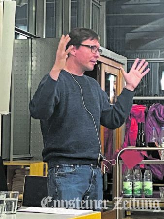 Jakob Blomer referiert zu Fragen übr KI.
Foto: Helga Mischker