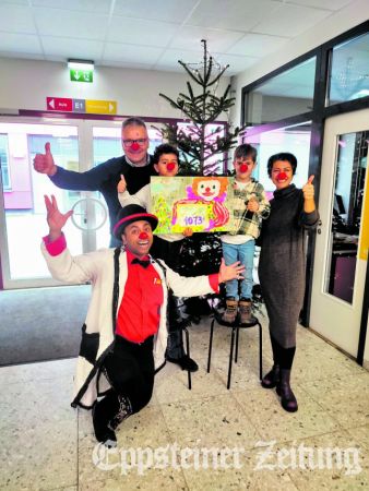 Schulleiter Clemens Remsperger, Nikiyan und Marlon aus der 1c und Hengameh Tavakoli-Bollin vom Schulelternbeirat (stehend v.l.) freuen sich mit Clowndoktor Thilo. Foto: privat