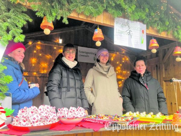 Melanie Widmer, Laura Grün, Viola Michel und Elise Janzen (v.l.) beim Standdienst.
Foto: Sonja von Saldern