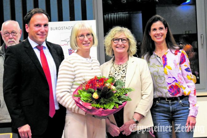Zur Wahl zur Ersten Stadträtin gratulieren Andrea Sehr (mitte) Stadtrat Oskar Behrendt, Alexander Simon, Sabine Bergold und Eva Waitzendorfer-Braun (v.li.).Foto: Beate Schuchard-Palmert