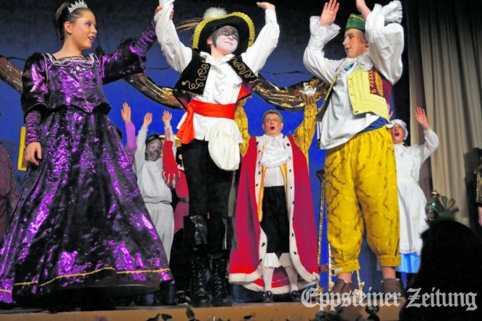 Ende gut – alles gut für Prinzessin Rosalie, Kater Konstantin und Müllerssohn Franz.Foto: Helga Mischker