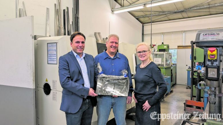Bürgermeister Alexander Simon, Wevo-Tech Geschäftsführer Guido Ernst und Sibylle Yaakov von der SWE GmbH (v.l.).
Foto: Stadt Eppstein.