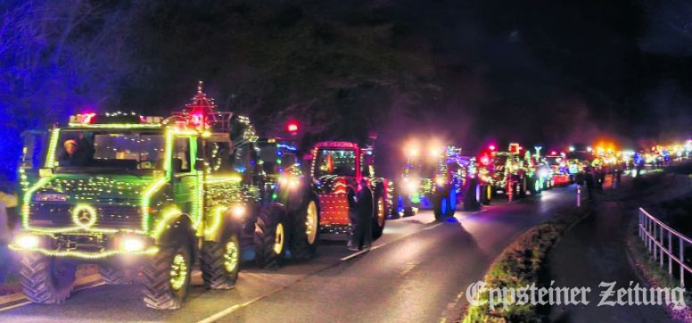 Rund 50 Traktoren und Unimogs rollten bei der festlichen Lichterfahrt durch sämtliche Stadtteile, vorbei an tausenden von Menschen, die überall entlang der Strecke die Straßen säumten. Vor der Seniorenresidenz in Eppstein warteten die Bewohner mit glänzenden Augen. In Oberjosbach verteilte ein Nikolaus Geschenke an die Fahrer. Die kamen mit ihren Traktoren aus der ganzen Region von Eschborn bis Limburg. Auf den Straßen war es wegen des Sonntags ruhig – ein Grund, warum der vierte Adventssonntag künftig zum festen Termin für den Corso werden soll. 
            Foto: Stadt Eppstein
