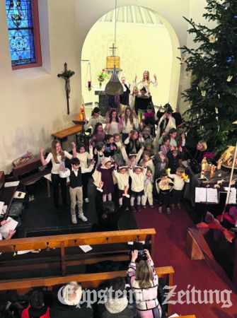 Rund 30 Kinder tummelten sich beim Krippenspiel in der Ehlhaltener Kirche vor dem Altar und feierten eine Party zur Geburt Christi.Foto: privat