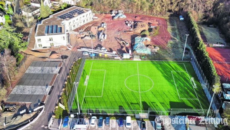 Gesamtansicht: Neuer Fußballplatz mit der öffentlichen Parkplatzanlage (vorne), die Parkplätze des Kindergartens (links) und der Kindergarten selbst. Foto: Jochen Haupt