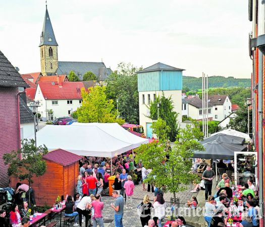 Die Ortsmitte Bremthal ist ein Platz der Begegnung und gut frequentiert, wie hier bei einem Weinstand der Freiwilligen Feuerwehr Brem­thal. Foto: Stadt Eppstein