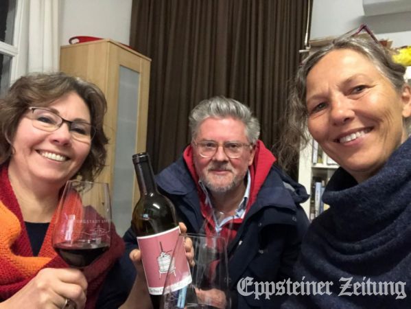 Ramon Olivella (Mitte) von der Eppsteiner Wein-Presse &uuml;berraschte Beate Schuchard-Palmert (l.) und Julia Palmert w&auml;hrend der ersten Produktion 2026 mit einer Flasche Rotwein "The Press Club".