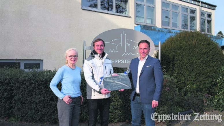 Sibylle Yaakov von der SWE und Bürgermeister Alexander Simon gratulieren Sebastian Stoll zum Jubiläum.Foto: Stadt Eppstein