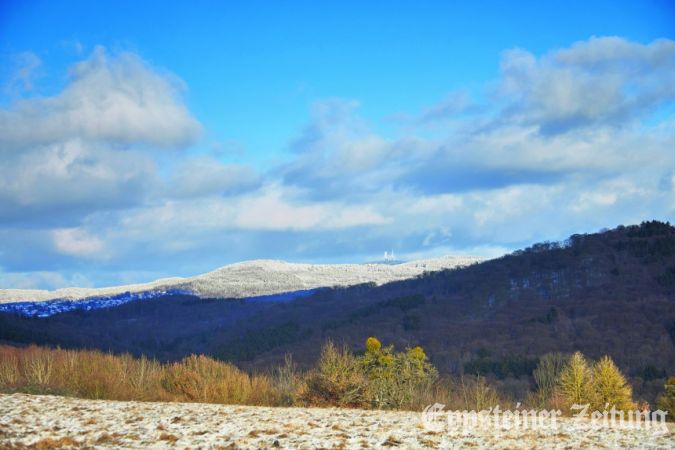 Ein schönes Farbspiel in Ehlhalten mit schneebedeckten Kuppen und Wiesen im Wechsel mit kahlen Bäumen und winterlich braunen Büschen.
            Foto: Walter Adler/adler-photoart.de