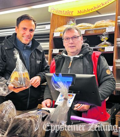 Bürgermeister Alexander Simon begrüßt den Betreiber des neuen Bäckerei-Stands auf dem wochenmarkt.Foto: Stadt Eppstein