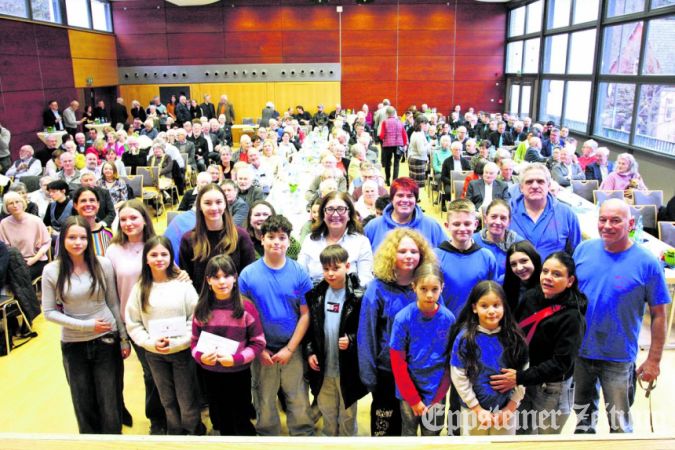 Der Jugendpreis der Bürgerstiftung ging an zwei Gruppen aus Eppstein und Einzelbewerberin Merit aus Bremthal. Foto: Julia Palmert