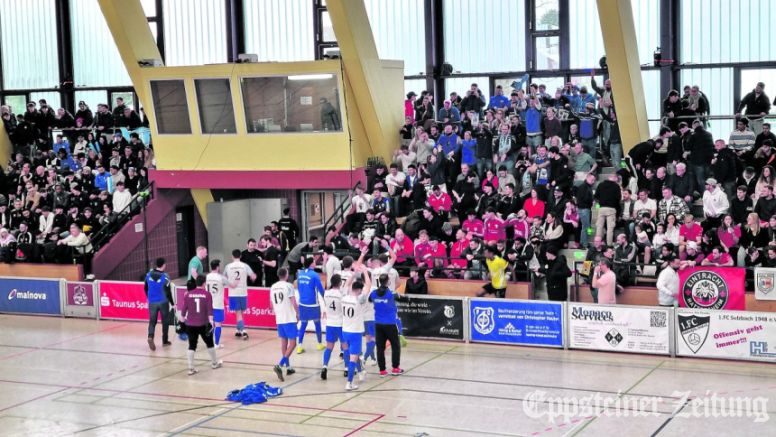 Die Spieler der SG Bremthal bedanken sich bei ihren Fans auf den vollen Rängen beim Offensiv Cup in der Kreissporthalle.Foto: privat