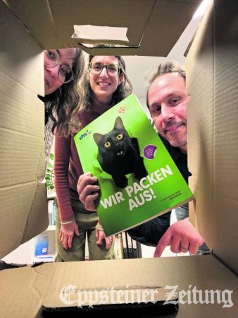 Melissa Karpisch, Saskia Führer und Gerrit Lungershausen (v.l.) packen das neue vhs-Programmheft aus.Foto: Melissa Karpisch