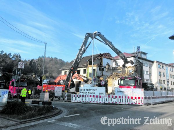 Der Abrissbagger reißt Stück für Stück die Bruchteile aus dem Gemäuer des früheren Gasthofs Zum Taunus.Foto: Julia Palmert