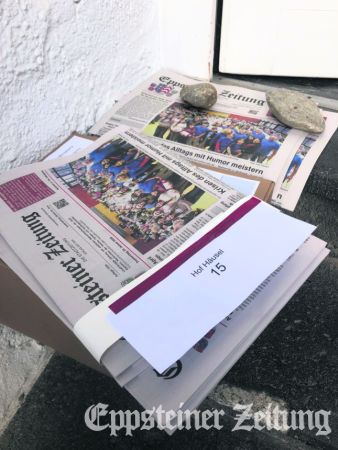 Eine Bitte: Wir legen auf der Treppe zum Verlag in der Altstadt jede Woche Zeitungen zum Abholen bereit. Zeitungsleser können lesen, deshalb bitten wir darum, die Banderole mit der Aufschrift „Hof Häusel 15“ zu beachten und aus diesem Paket KEINE Zeitung zu entnehmen. Sie sind abgezählt für Hof Häusel. Danke, der Verlag