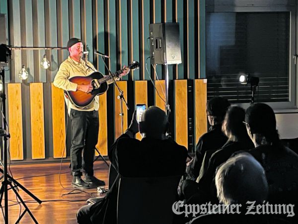 Robert Hunter begeisterte mit rauer Stimme und virtuosem Gitarrenspiel.Foto: privat