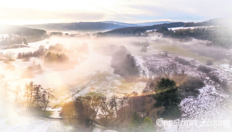 Eine ganz besondere Stimmung mit märchenhaftem Nebellicht fing unser Fotograf Ulrich Häfner jüngst im Niederjosbacher Tal ein – manche Menschen gehen mit Hund spazieren, andere mit ihrer Drohne.Foto: Ulrich Häfner