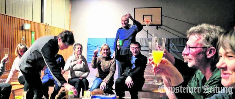 Fröhlicher Abschied für Renate Hilles (v.l.): Margrit Webers, Renates Nachfolger Ralph Mohr (verdeckt), Renate Hilles mit ihren Vertretungen Sabine, Ovid, Carsten Luther und Sigrid Born. Stehend prostet Dietrich Otzen, der auch mit 90 Jahren seinen Rücken in der Gruppe fit hält.Foto: privat