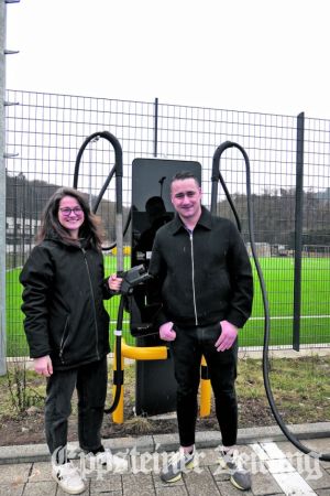 Klimaschutzmanagerin Julia Schomburg ist für das Konzept zuständig, Marin Bobas vom Bauamt für die technische Umsetzung. Foto: Beate Schuchard-Palmert