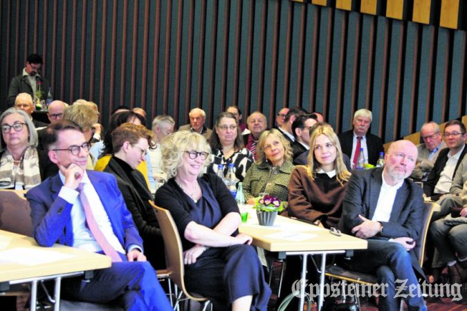 Sabine Bergold mit Töchtern und Ehemann Jens.
            Foto: Julia Palmert