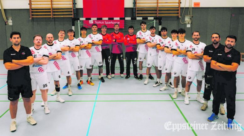 Der Kader der HSG EppLa I, Oberliga West (ab 2.v.l.): Frederik Bocklet, Marlon Dorner, Lukas Erdmann, Lennart Großkopf, Finn Jensen, Jonas Jöst, Max Kästner, Florian Keller, Louis Lang, Jonah Löffler, Linus Partale, Marcel Pursche , Theo Roos, Arthur Schäfer, Felix Schier, Lukas Schier, Moritz Schreyer, Jakob Skrobisch, Jan Skurnia, Dennis Warchonowicz, Benjamin Westhoff, Maximilian Wrede und ihre Trainer (schwarze Trikots v.l.): Nick Ladwig, Daniel Gundlach und Yannik Garcia.. Foto: privat