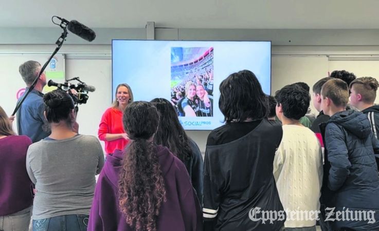 Einen Tag lang filmte ein Team des ZDF zum Thema &bdquo;K&uuml;nstliche Intelligenz in der Schule&ldquo;. Trainerin Maja Sommer zeigte den Jugendlichen etliche Beispiele &uuml;ber manipulierte Bilder und Filme im Internet.Foto: privat
