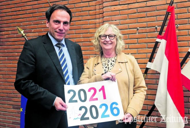 Bürgermeister Alexander Simon und die scheidende Erste Stadträtin Sabine Bergold blicken zurück.Foto: Stadt Eppstein