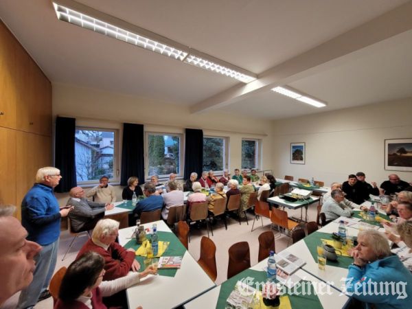Vorsitzender Helmut Kleindienst begrüßt die Gäste beim Handkäs‘-Essen.Foto: privat