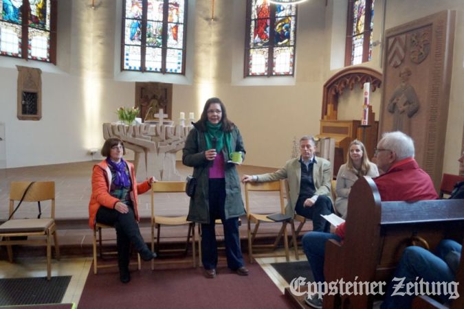Mitglieder des Kirchenvorstandes (v. l..): Traute Lassner, Christiane Uhlendorf am Mikro, Boris Mirow und Ines Eckhardt. diskutierten mit der Gemeinde über die Zukunft der Talkirchengemeinde.
            Foto: Helga Mischker
