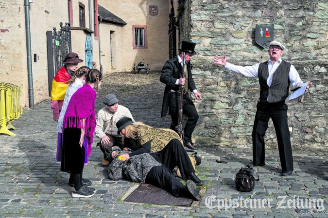 Die Burgschauspieler sind wieder – wie hier im Herbst 2024 - beim Osterspaziergang dabeiFoto: Jens Bergold.