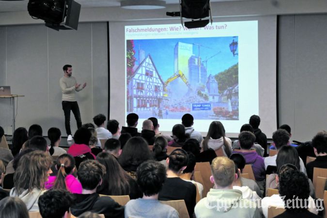 Mirko Drotschmann alias MrWissen2go fesselte seine jungen Zuhörer mit Bildern, wie das mit Chat GPT generierte Fake-Foto vom neuen Trump-Tower auf dem Gottfriedplatz.Foto: Beate Schuchard-Palmert