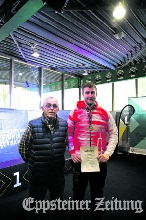 Trainer Klaus Steinfurth (l.) ist stolz auf Tim Steinfurth (r.), Deutscher Winterwurfmeister der Männer. Foto: Jonathan Goldapp